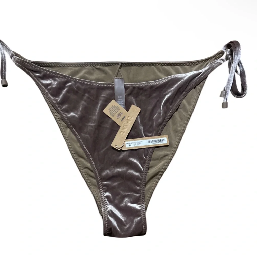 Skims textured bikini story the bikini bottom